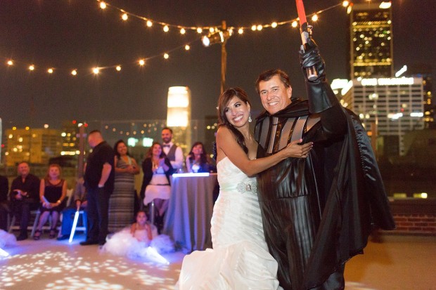 video: novios se inspiran en star wars para su boda