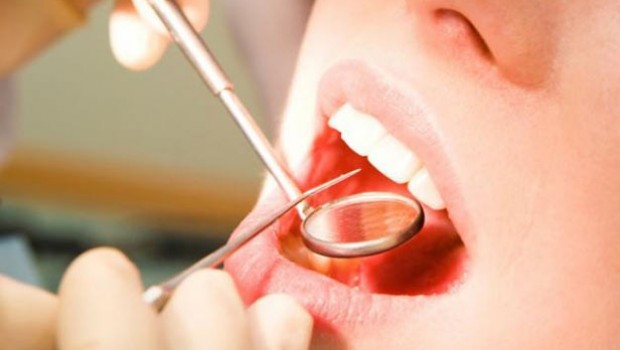 Dejan libre a dentista que arrancó dientes a una paciente que se negó a pagar de más