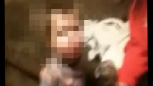 Graban a mujer dándole de fumar mariguana a su hijo de 2 años