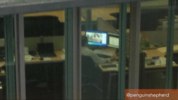 FOTO: Hola ¿qué hace? viendo porno en la oficina o ¿qué hace?
