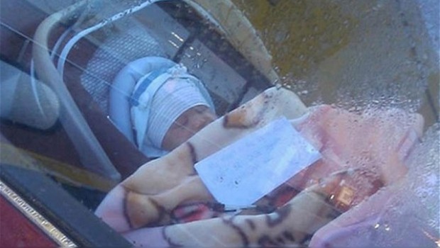 Madre deja a bebé encerrado en coche junto a teléfono para que la llamen