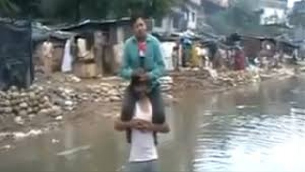 Periodista se monta en víctima de inundaciones; lo despiden