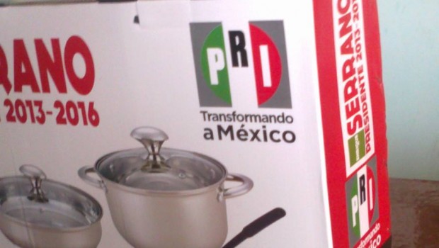 Candidato del PRI para alcaldía de Ciudad Juárez regala baterías de cocina