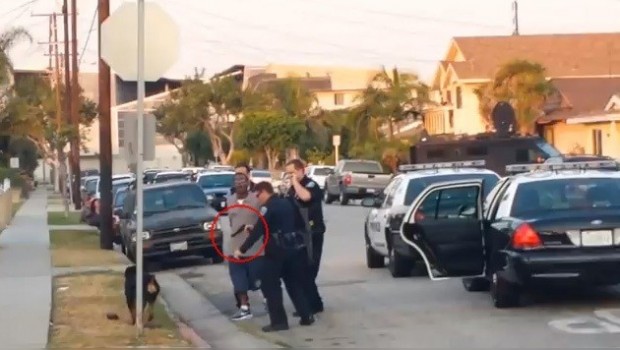 Indignante video: Policía mata a balazos a perro que intentaba defender a su dueño