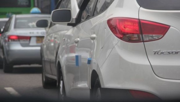 Cajones de estacionamiento súper estrechos, provocan extraña tendencia