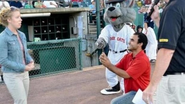 VIDEO: Hombre propone matrimonio a su chica en partido de béisbol, ella lo