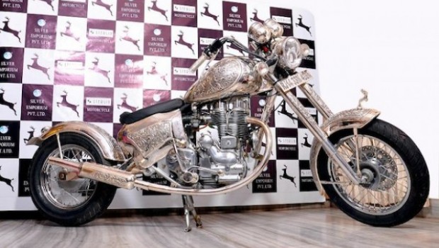 India presenta la primera motocicleta hecha totalmente en plata