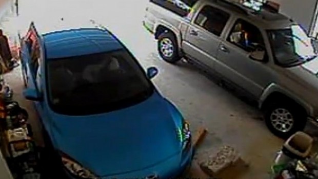 EPIC FAIL: Cuando una mujer intenta sacar su carro de la cochera