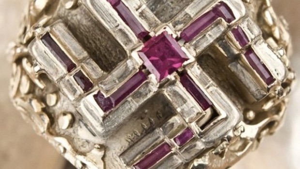 Subastarán anillo de Hitler en cien mil dólares