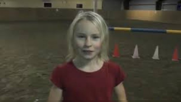 VIDEO: Niña quiere ser como un caballo