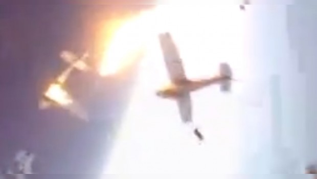 Impresionante video: Dos aviones chocan en el aire, explotan y nadie muere