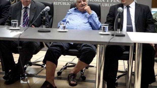 Sandalias de Pepe Mujica en evento oficial causan furor en redes sociales