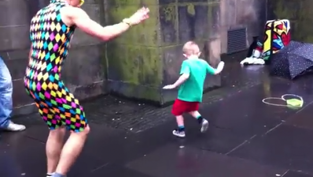 VIDEO: Niño se anima a bailar con artista callejero y se convierte en estrella de YouTube