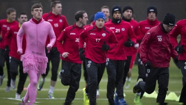 Por falta de disciplina compañeros obligan a jugador a entrenarse vestido de
