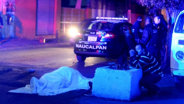 Policía cae de patrulla y muere; 