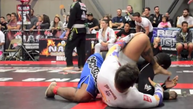 VIDEO: Luchador es noqueado por un