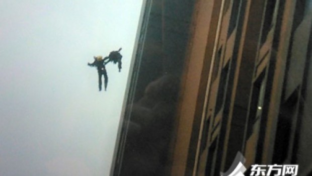 VIDEO: Bomberos caen desde edificio en llamas y mueren heroicamente