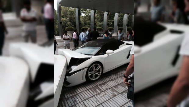 VIDEO: Valet parking choca auto de lujo