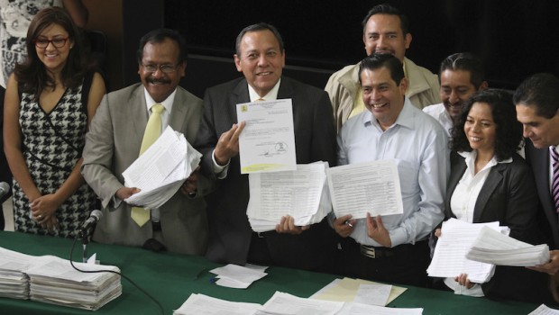 Entrega PRD en la Cámara de Diputados firmas para consulta popular