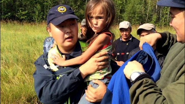 Niña de 4 sobrevive 12 días sola en el bosque a base de bayas y agua de río