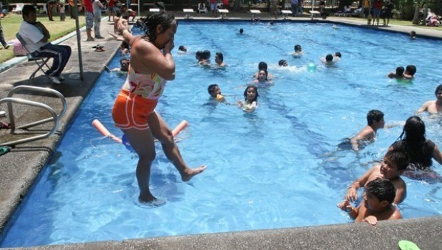 ¿Orinas en la piscina? ¡Cuidado podrías crear un compuesto de guerra química!