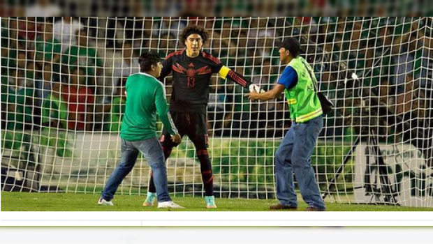 VIDEO: Guillermo Ochoa <span>impidió que las seguridad del estadio Victor Manuel Reyna sacara a sus seguidores con excesiva violencia.</span>