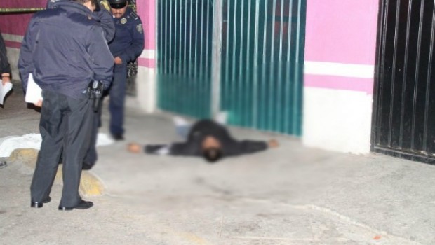Policía trató de esposar a ladrón ¡no sabía que estaba muerto!