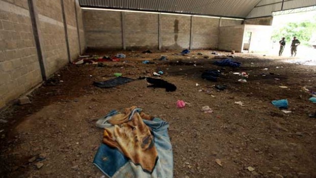 Testimonios de supervivientes constatan ejecución extrajudicial en Tlatlaya Bodega de Tlatlaya donde ocurrió ejecución extrajudicial de 22 civiles, entre ellos 2 secuestrados